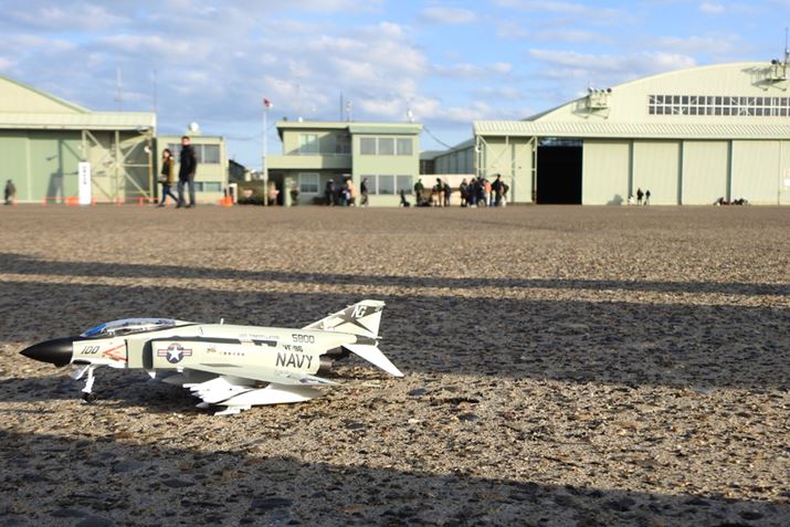 �n��ɕ����~�肽F-4�i1/72�X�P�[���̃v�����f���j�B�����t�ł���