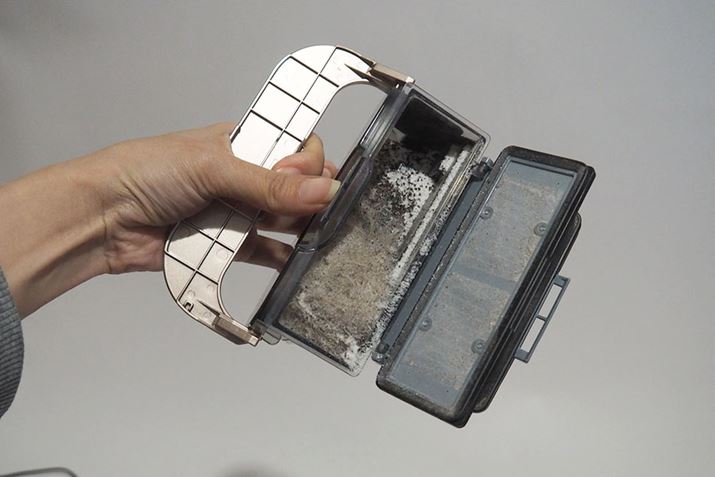 {̏㕔̃nhグA{bNX̃t^JăS~𗎂ƂBΑׂ͂ĕЎłł