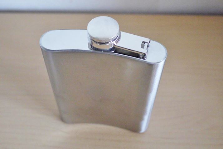 ɘpȂ̃fUCBY{̃|PbgɓƃtBbg܂