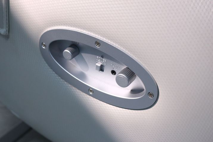 {̉EʂɂXs[J[암ŁA`FA{̂ʒ߂Ȃǂ\