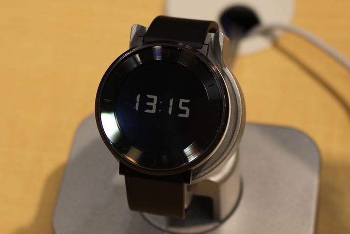 ʂɗiイjȂÁAfBXvC̃^b`ōs