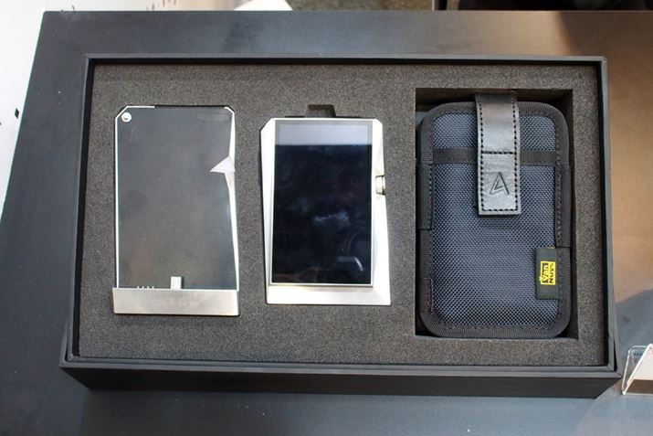 AK380 SS̃pbP[Wɂ́AoiCYP[XĂ\