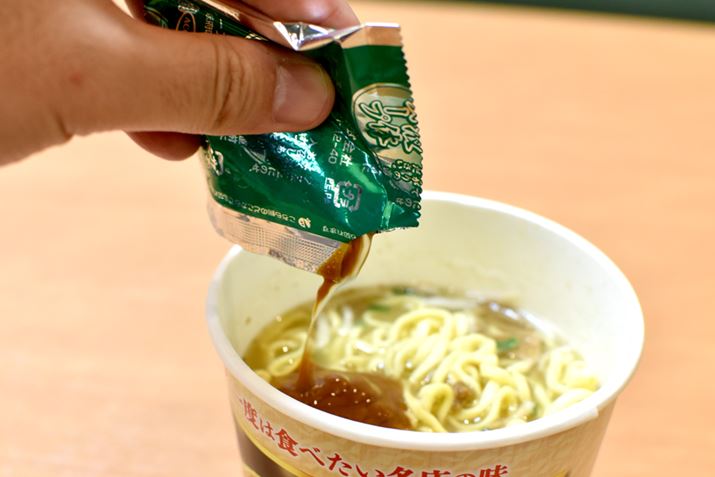 5ԁBt̃X[v̓t^̏ɒuĉ߂ĂAHׂ钼Oɓ܂