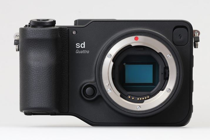 ���ʂ��猩��ƃO���b�v���������I�ȃf�U�C����sd Quattro