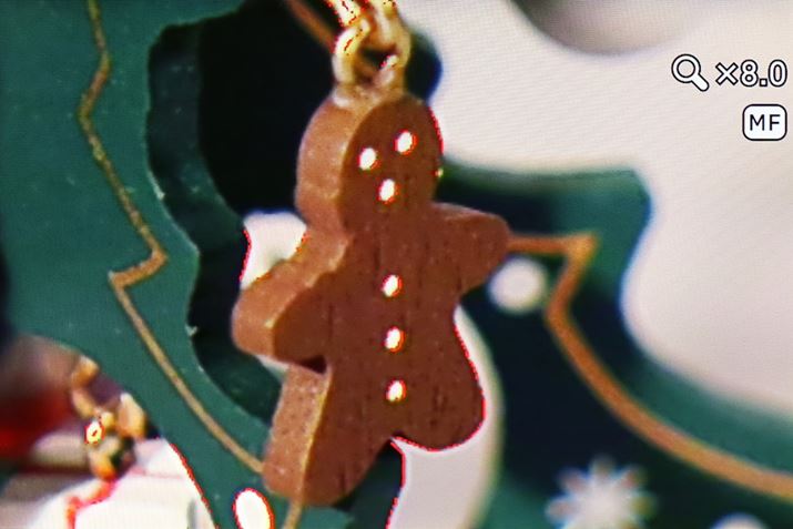 �s���g���������ʒu�������\������t�H�[�J�X�s�[�L���O�@�\�𓋍ځB�\���̐F�͔��A���A�ԁA���F����I�ׂ�