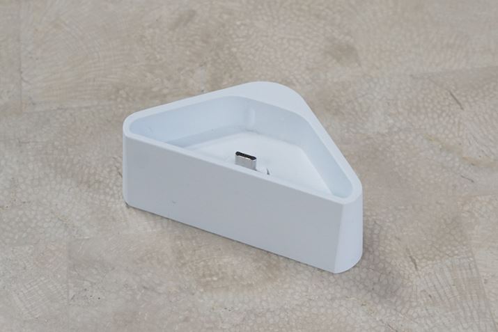 8���̈�ʔ̔��Ɠ����ɒǉ����ꂽHUIS��p�A�N�Z�T���[��HUIS BLUETOOTH CRADLE