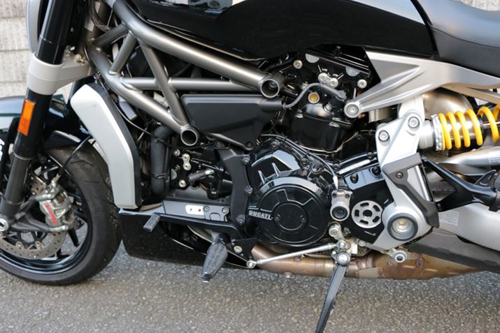 ���Ȃ�O���ɔz�u���ꂽ�X�e�b�v�́A�O�ɑ��𓊂��o�����悤�ȃN���[�U�[�I�|�W�V���������o��