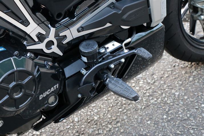 ���A�u���[�L���u�����{���B�}�X�^�[�V�����_�[�̓X�e�b�v�����ɔz�u����Ă���