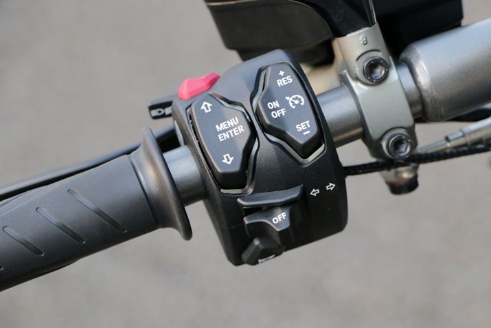 ���s���[�h�̐؂�ւ��͍��葤�̃X�C�b�`�ōs���B�X�C�b�`�ЂƂł����܂œ�����ύX�ł���͖̂ʔ���