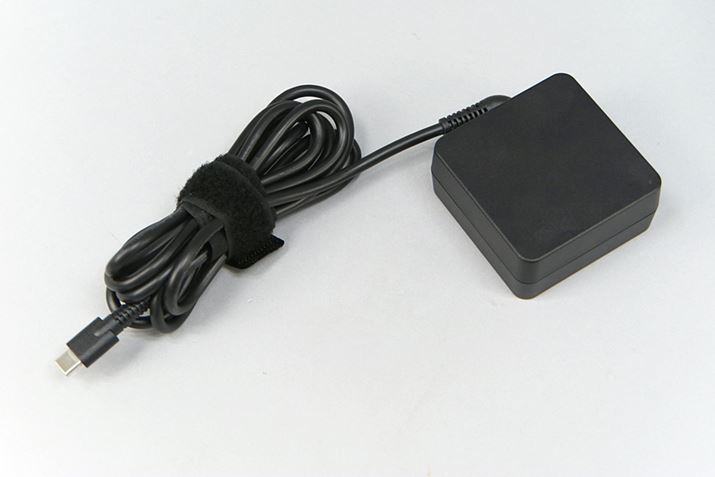 USB Type-CڑACA_v^[B^тɓKRpNgACA_v^[