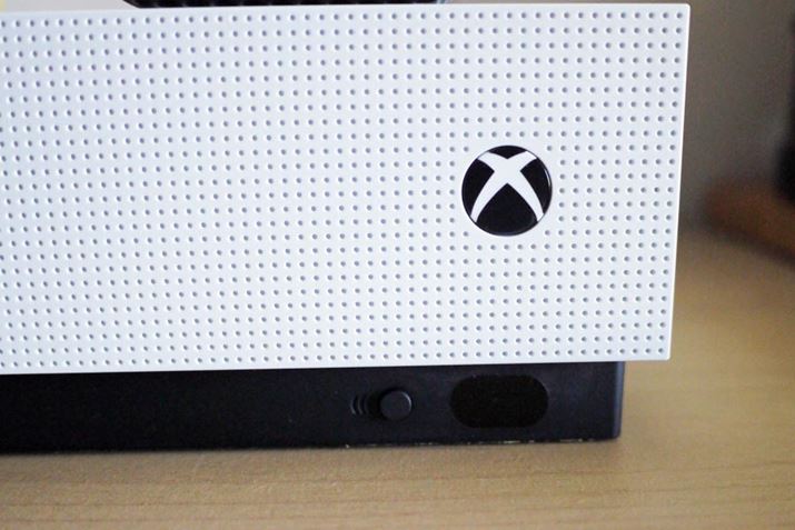 {̂ɂIRuX^[ځBXbox One STVd̃IEIt\ɂȂ܂