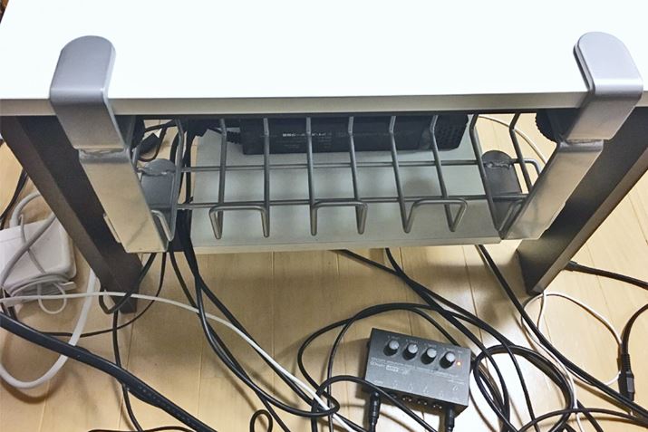 �g���[�������e�[�u���̓����Ɍ����悤�Ɏ��t���܂�