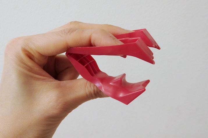 �g�p����ۂ́A�^�񒆂Ő܂�Ȃ��A�㑤�̍a�ɂ͐l�����w�ƒ��w�A�����̍a�ɂ͐e�w��Y���A�㉺�ɊJ��