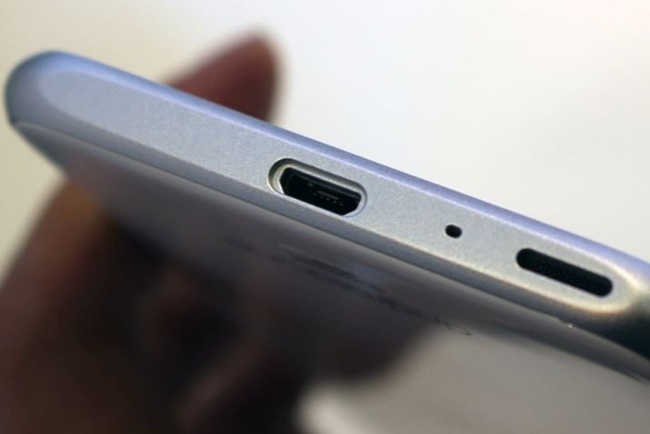 �L���b�v���X��microUSB�|�[�g���̗p�����