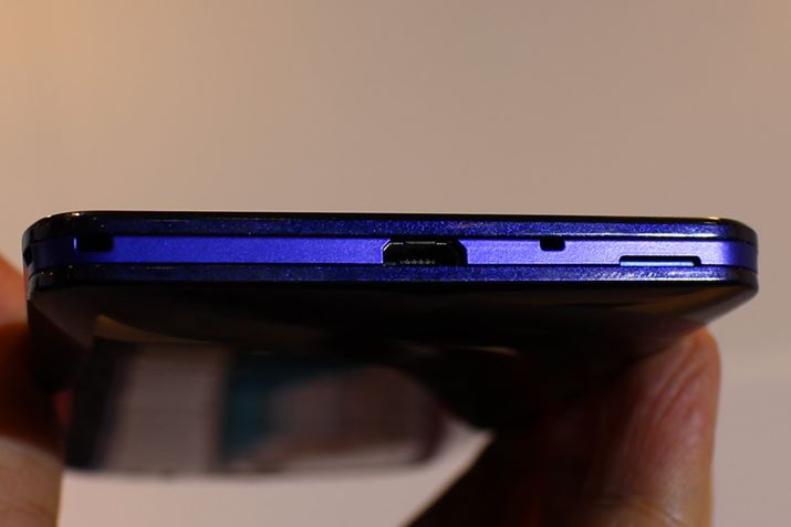 �L���b�v���X��microUSB�|�[�g���̗p����