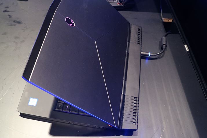 qWOɐݒuqWtH[hfUCBɂAwʂł̌IȔrMĂ