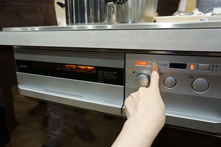 �ɓ�����_���邱�Ƃ��ł���̂ŁA�h�A���J�����ɒ����m�F�ł��܂�