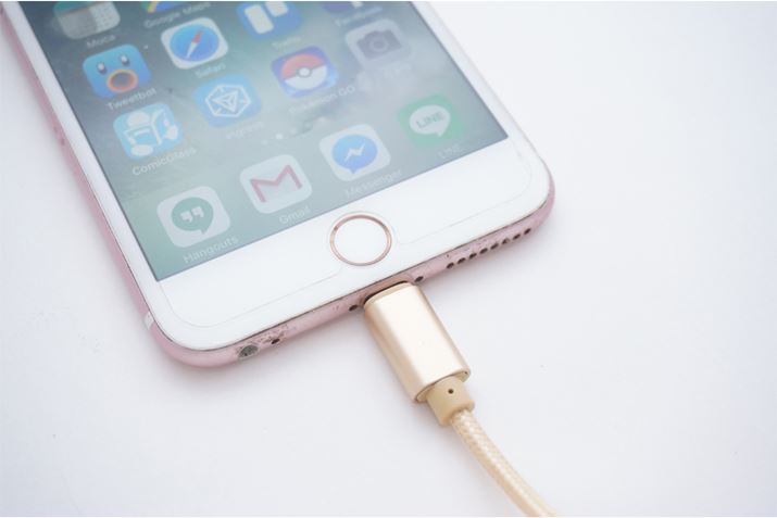 M҂LiPhone 6s PlusɐڑĂ݂܂