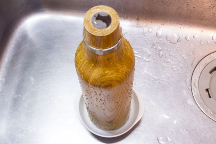 Ăł؍ނ̐FfȂ̂AoĂ鐅͒F̂ŁAFč̂̏ɂ͒uȂ