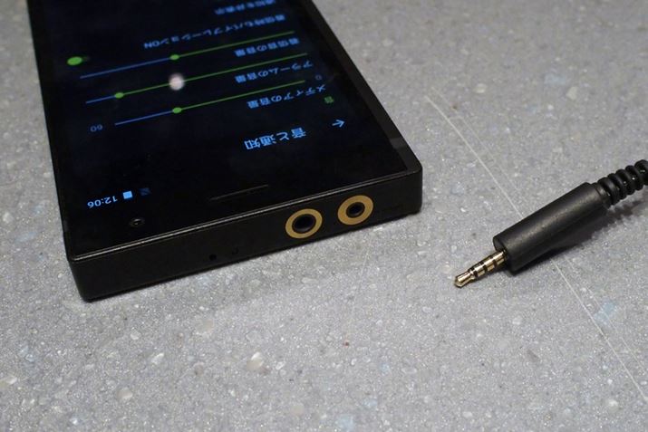 wbhzo͂̓AoXڑ3.5mm4ɏo͒[qɉAoXڑp2.5mm4ɏo͒[q