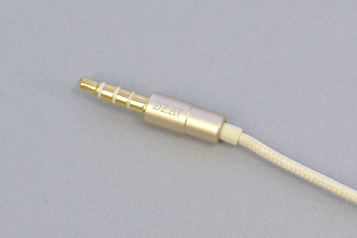 3.5mm4ɃvO̓Xg[g`Bz̃P[u͎G肪C