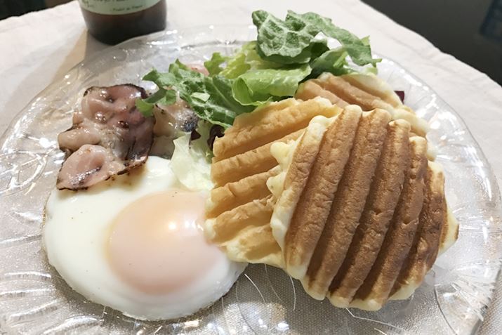 �ڋʏĂ��ƃx�[�R����Y���āA�J�t�F�����H��