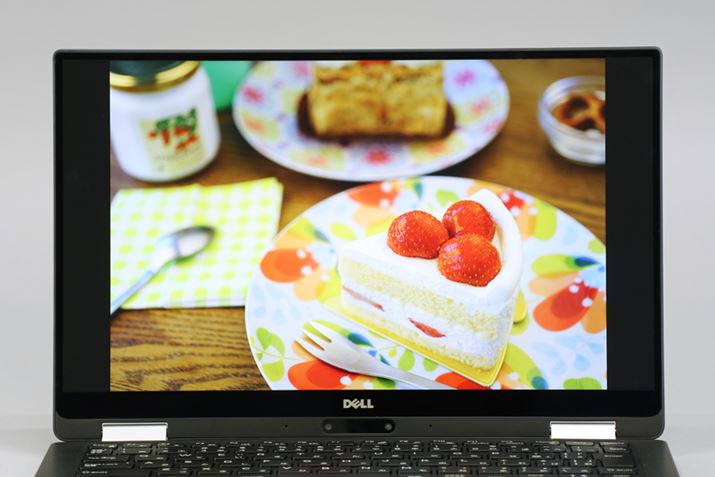 3200×1800�̒����𑜓x�ȃf�B�X�v���C�𓋍ځB�O���A�^�C�v�����A���˂��}����ꂽ���i���ȃf�B�X�v���C��