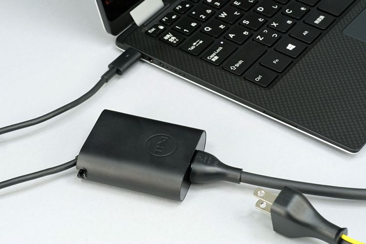 AC�A�_�v�^�[�̓R���p�N�g�����ANew XPS 13�Ɠ������A�d���P�[�u���͑����ăA�[�X���t���Ă���