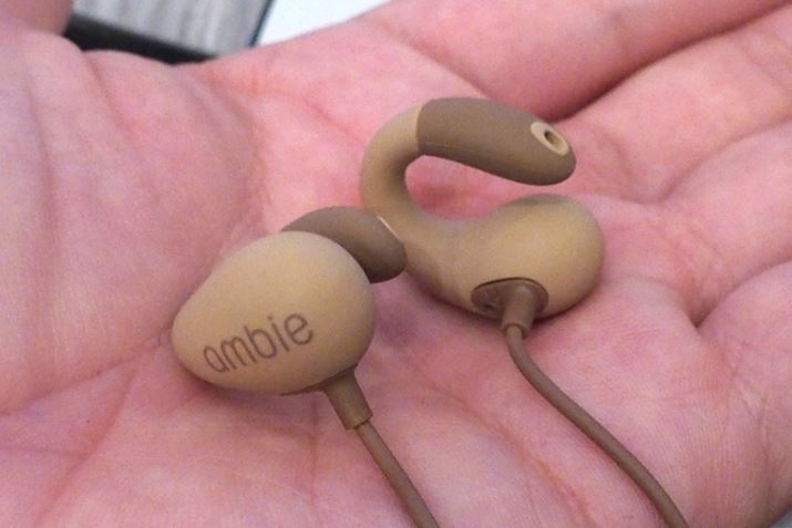 ambie sound earcuffŝЂɂ̂ƂB{͖̂5.2giP[u܂܂jƔɌyʂ