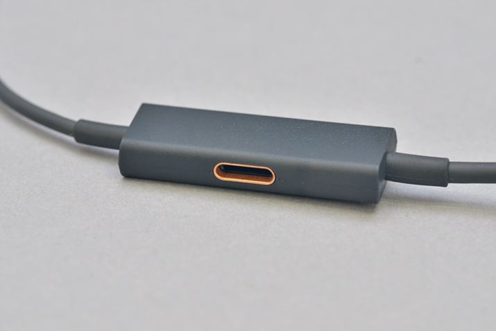 ʃfRAYZ Plusɂ́A[dpLightningRlN^[𓋍