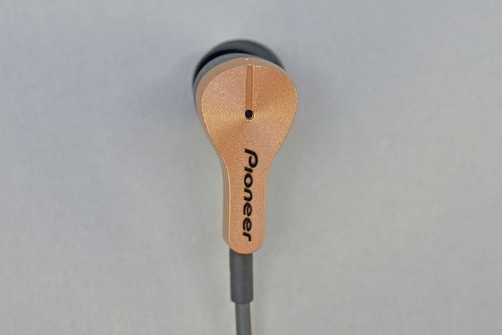 RAYZ̃nEWOB̂Ă镔̉ɃtB[htH[h}CNzuĂ