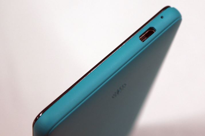 �{�̉����ɂ́A�[�d�pmicroUSB�|�[�g�𑕔��B�Ȃ��A�{�@�͖h���d�l�ɂ͂Ȃ��Ă��Ȃ�