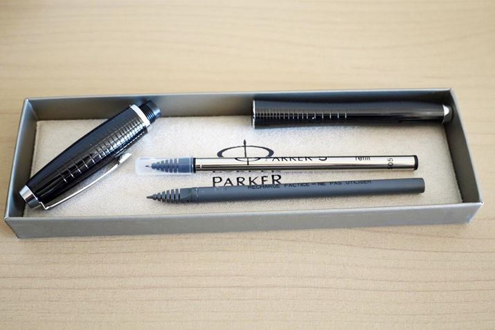 �{�̂��J���āA���t�B���Ɍ����B����Ŏg�p�ł��܂�