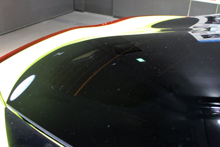 ���A�E�C���h�E�u�_�u���o�u���E�C���h�D�v�́A���E���ӂ���݁A�����ɉ��݂������������j�[�N�Ȍ`��