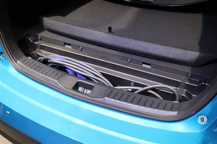 �[�d�p�̃P�[�u�������Q�b�W�X�y�[�X�̉����Ɋi�[����Ă���