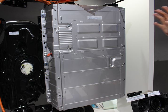 ���Q�b�W�X�y�[�X�����ɔz�u����郊�`�E���C�I���o�b�e���[�B�e�ʂ�8.8kWh�܂ő�e�ʉ�����Ă���