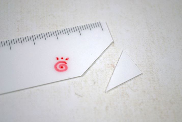 �ƂĂ������Ă��Ȃ₩�ȑf�ނȂ̂ŁA�n�T�~��J�b�^�[�ŊȒP�ɐ؂�܂�