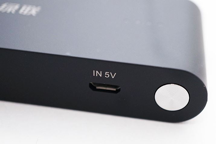 ʂɂ͖{fɏ[d邽߂micro USBRlN^Ɠd{^zuĂ܂