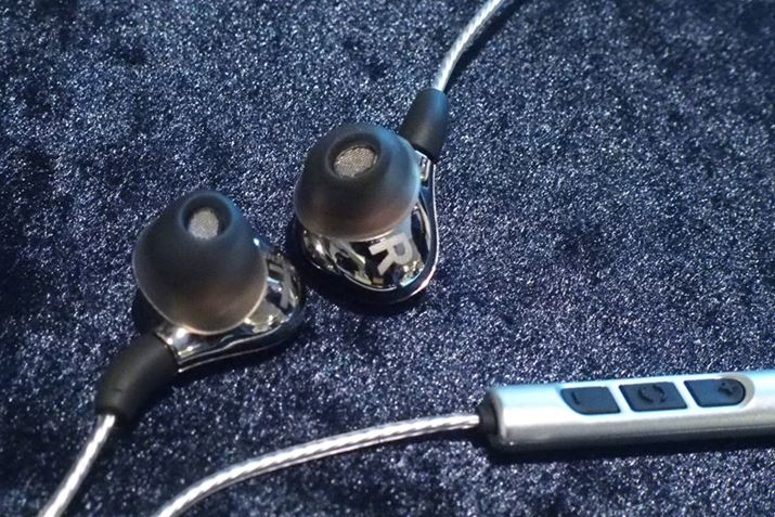 �V���R���C���[�`�b�v�̓_�[�X�x�C�_�[�^�̓����I�ȃf�U�C�����̗p