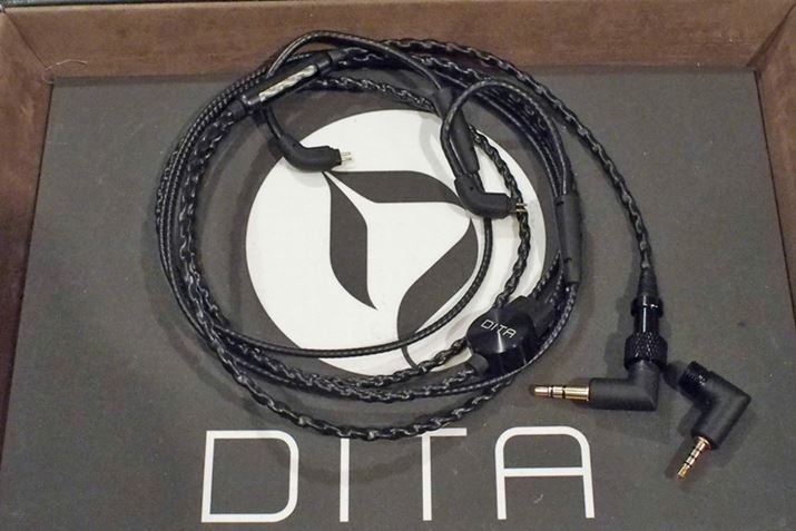 �v���O���������ł���DITA�̃��P�[�u���B�ʐ^��2�s���^�C�v�̂ق��AMMCX�^�C�v���W������Ă���