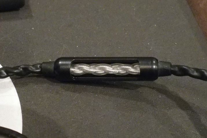 ���ނ̈قȂ�2���f�����W������Ă���