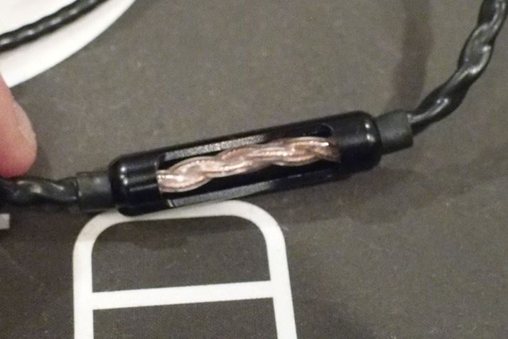 ���ނ̈قȂ�2���f�����W������Ă���