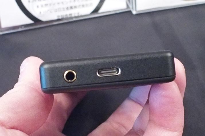 �[�d��f�[�^�̂����p�̃C���^�[�t�F�C�X��USB Type-C���̗p�B�A���Đ����̃o�b�e���[�쓮���Ԃ͖�12���ԂŁABluetooth�ڑ����ł���10���Ԓ��x�o�b�e���[�����Ƃ���