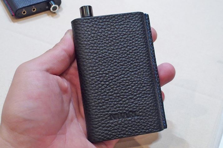 Bluetooth�ڑ��ɑΉ������|�[�^�u���A���v�̎���@�B������̓X�e�B�b�`�̐F���قȂ�