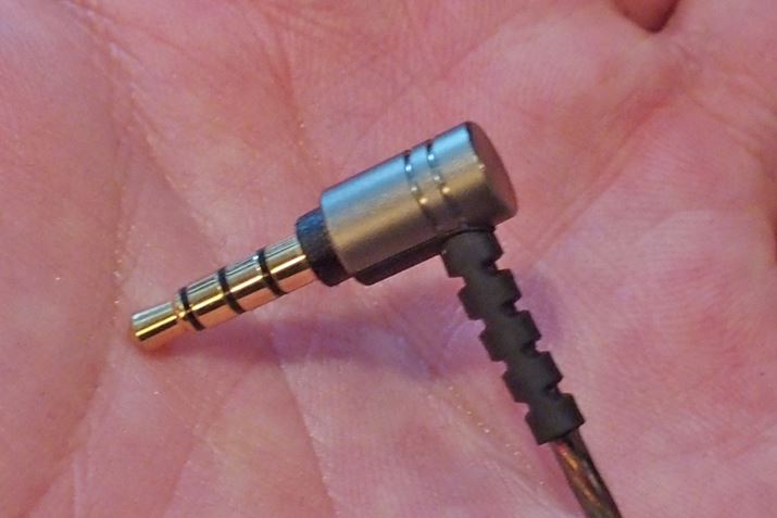 �P�[�u�����ɃC�����C�������R���𓋍ڂ��Ă��邽�߁A�v���O��3.5mm4�Ƀ^�C�v�ƂȂ��Ă���