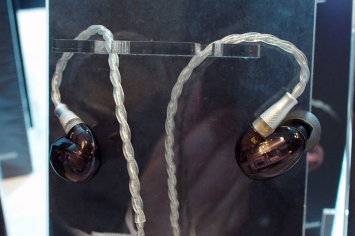 NuForce�uHEM1�v�i�u���b�N�j�B���������Ƃ��Ɍ�����\�������ɂ͔������f�ނ��̗p