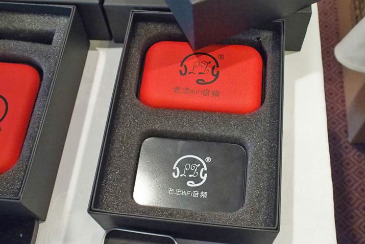 �p�b�P�[�W�ɂ́A�L�������O�P�[�X�ƃt�B���^�[�����߂��P�[�X���t���B�^���ԂȃJ���[����ۓI��