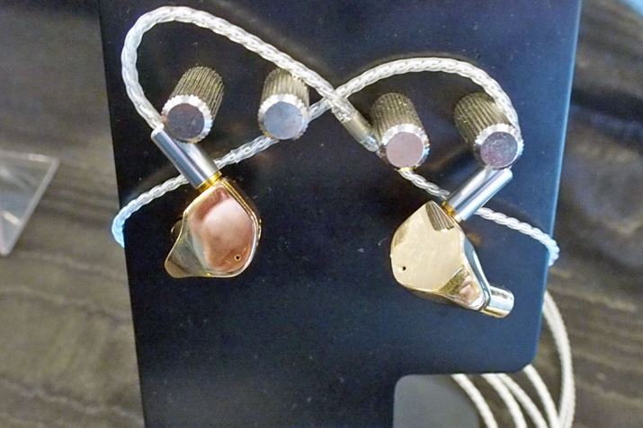 ���j�o�[�T���C�����j�uTRIO�v�̃J���[�o���G�[�V�������f���B�ʐ^�̓C�G���[�S�[���h���f��