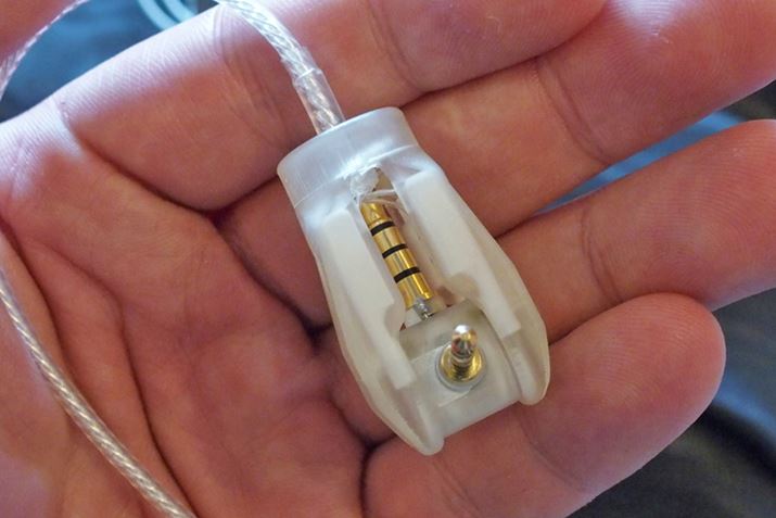 3.5mm�v���O��4�Ƀ^�C�v�����A�X�C�b�`��3�Ƀ^�C�v�ɐ؂�ւ��ł���悤�ɂ������Ƃ̂���