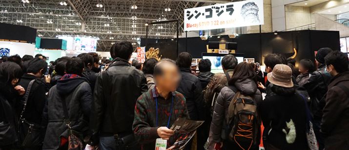 5`Ԃ̐^̑Oɉ񂹂吨̐lāAVESW̐lC̍Ɋ